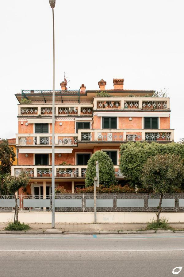 2-Bedroom Apt, With Balcony & Aircondition - 50 M From The Beach Marina di Pietrasanta Luaran gambar